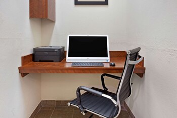 la quinta inn and suites by wyndham stonington mystic area