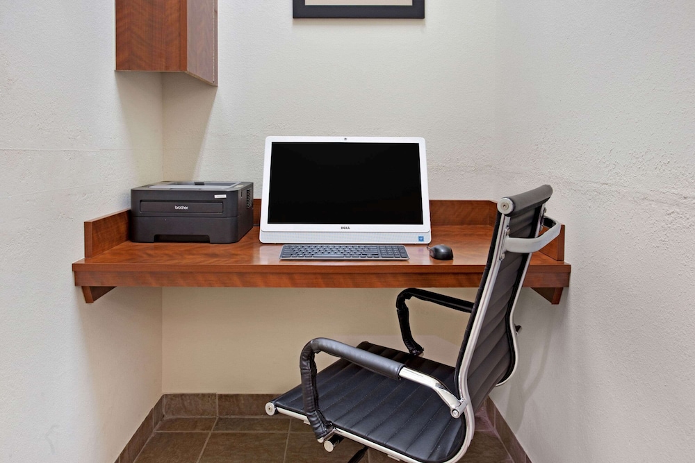 la quinta inn and suites by wyndham stonington mystic area