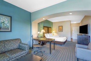 la quinta inn and suites by wyndham stonington mystic area