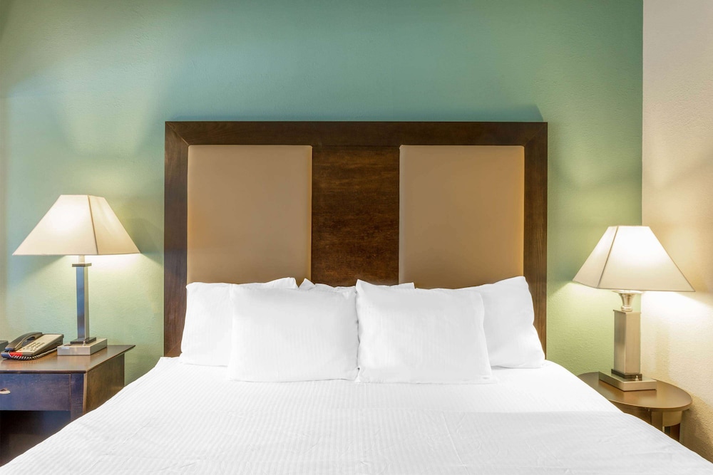 la quinta inn and suites by wyndham stonington mystic area