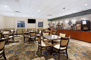 la quinta inn and suites by wyndham stonington mystic area