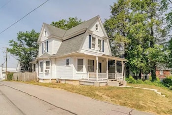 The Carew House Sleeps 10 Fenced 4Br Full Kitchen Steps2 Ycp,828 S Pershing Ave,4 star