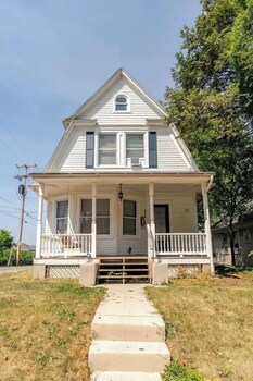 The Carew House Sleeps 10 Fenced 4Br Full Kitchen Steps2 Ycp,828 S Pershing Ave,4 star