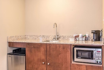 comfort inn and suites piqua near troy i75