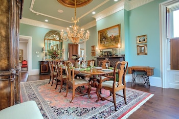 Stuart Manor Bed And Breakfast,328 W Old York Rd,3 star