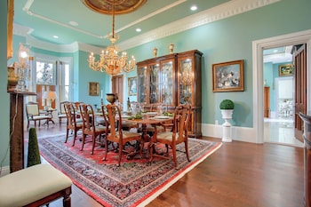 Stuart Manor Bed And Breakfast,328 W Old York Rd,3 star