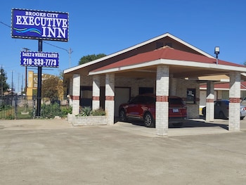 Brooks City Executive Inn,2602 Goliad Rd,2 star