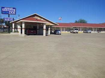 Brooks City Executive Inn,2602 Goliad Rd,2 star