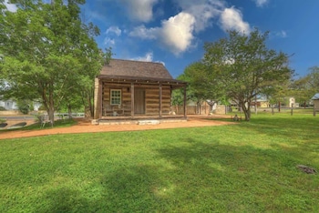 Town Creek Cabin Walk To Main St,217 Mistletoe St.,3 star