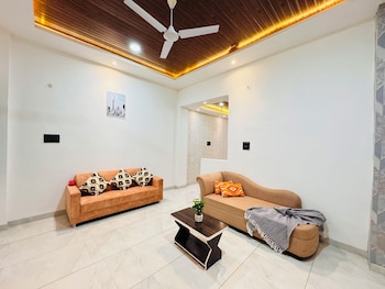 he azure 3bhk bunglow nr apollo db city