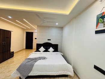 he azure 3bhk bunglow nr apollo db city