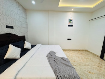 he azure 3bhk bunglow nr apollo db city