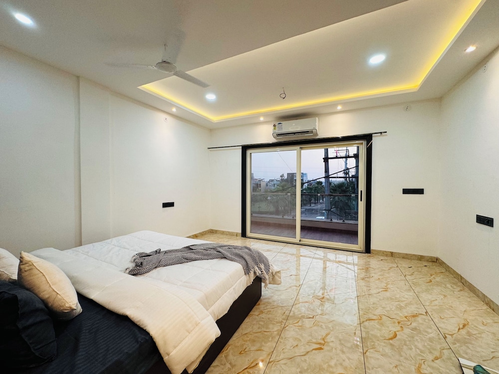 he azure 3bhk bunglow nr apollo db city