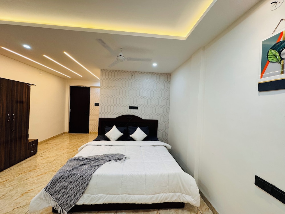 he azure 3bhk bunglow nr apollo db city