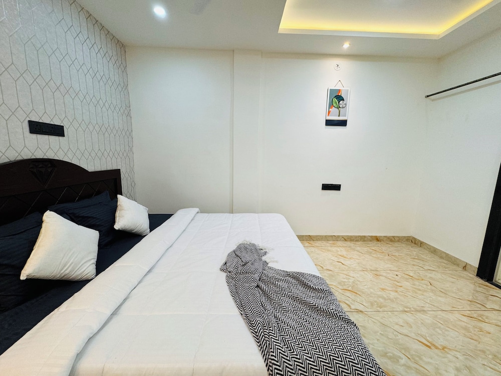 he azure 3bhk bunglow nr apollo db city
