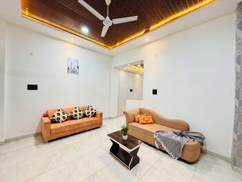 he azure 3bhk bunglow nr apollo db city
