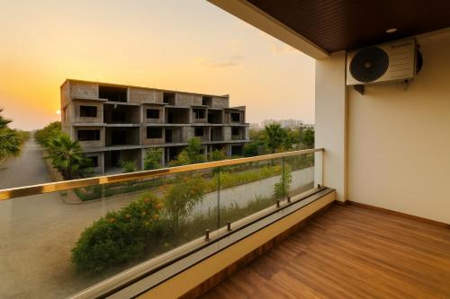 he azure 3bhk bunglow nr apollo db city
