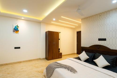 he azure 3bhk bunglow nr apollo db city