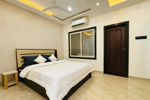 he azure 3bhk bunglow nr apollo db city