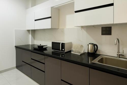 he azure 3bhk bunglow nr apollo db city