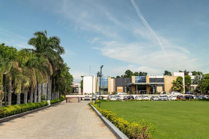 the nikunj hotels