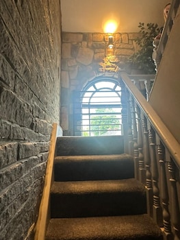 The Shepherds Rest,,2 star