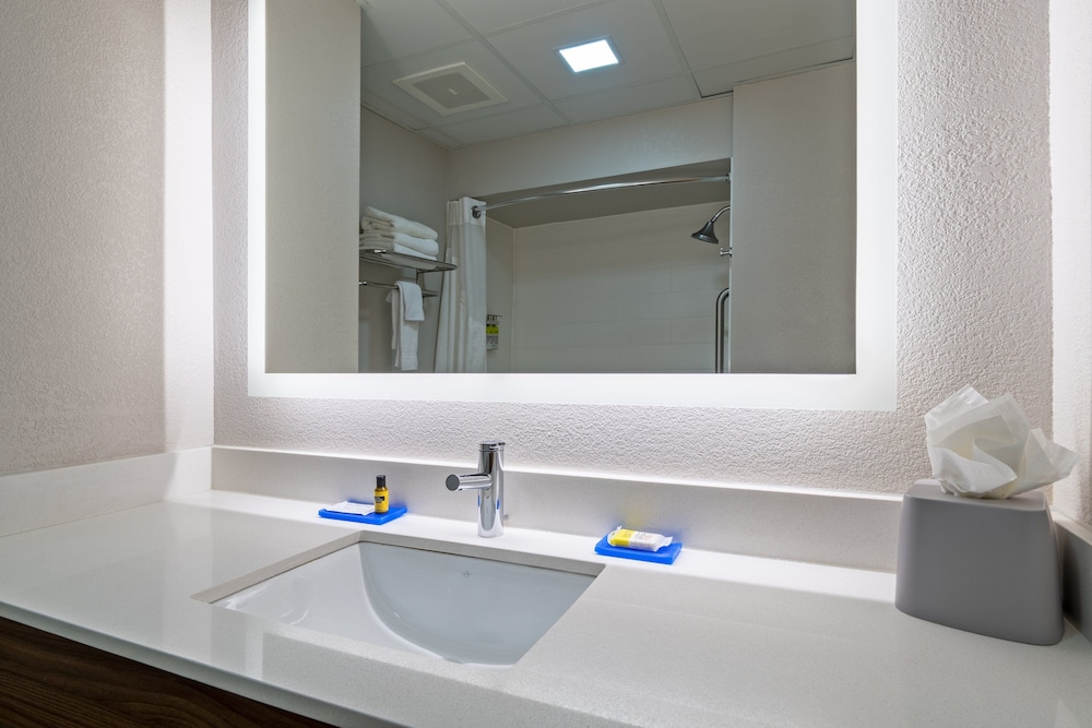holiday inn express hotel and suites woodbridge by ihg