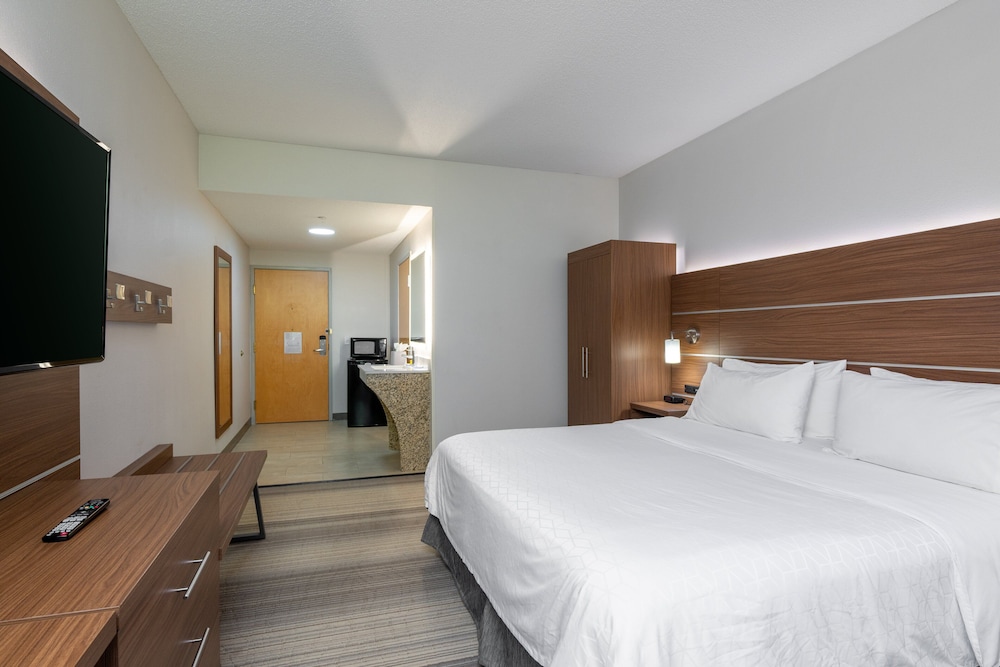 holiday inn express hotel and suites woodbridge by ihg