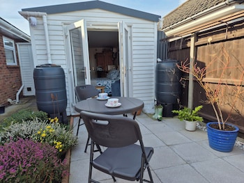 Flower Garden Studio In Sheringham- Cycle Friendly,,3 star