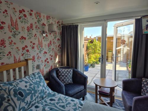 Flower Garden Studio In Sheringham- Cycle Friendly,,3 star