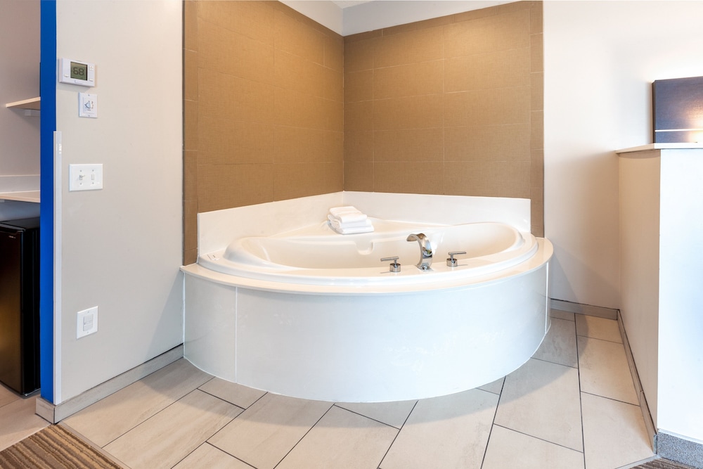 holiday inn express hotel and suites woodhaven by ihg