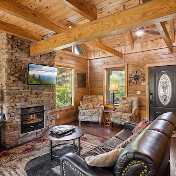 Pigeon Forge I Hot Tub I Theatre I Walk To Parkway,2713 Alps Way,2 star