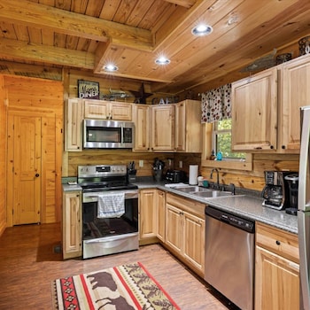 Pigeon Forge I Hot Tub I Theatre I Walk To Parkway,2713 Alps Way,2 star