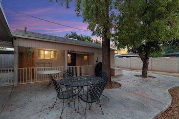 Sunlit Palm Cottage In Uptown Phoenix,515 E Oregon Ave,4 star
