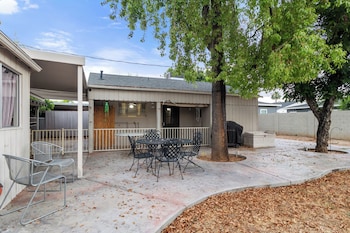 Sunlit Palm Cottage In Uptown Phoenix,515 E Oregon Ave,4 star