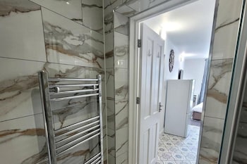 Tranquil Studio Retreat With Free Parking,,3 star