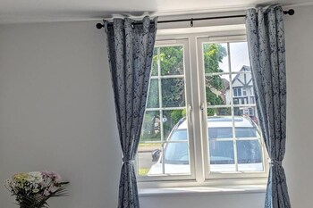 Tranquil Studio Retreat With Free Parking,,3 star