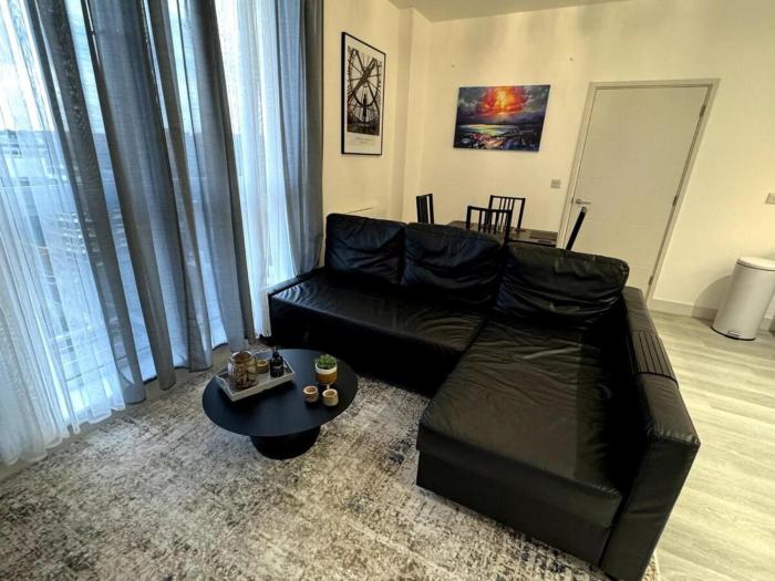 cozy bracknell apartment with modern amenities