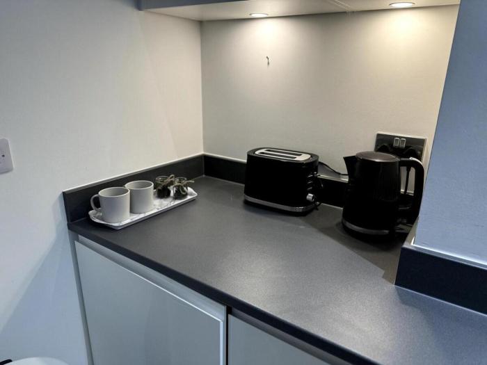cozy bracknell apartment with modern amenities