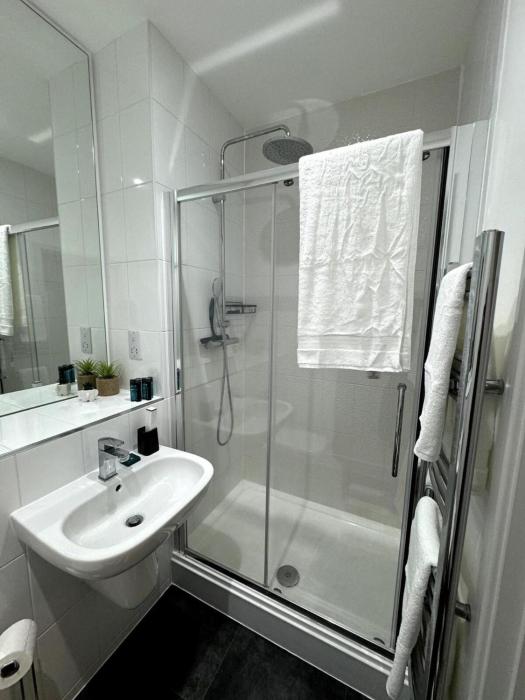 cozy bracknell apartment with modern amenities