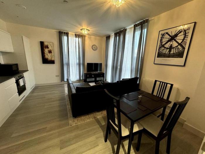 cozy bracknell apartment with modern amenities