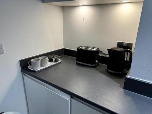 cozy bracknell apartment with modern amenities