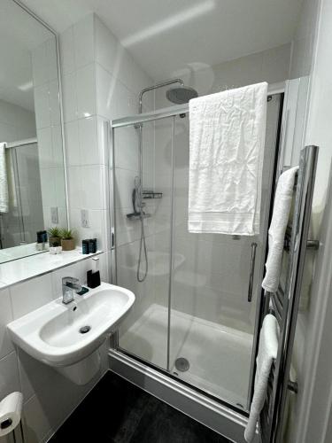 cozy bracknell apartment with modern amenities