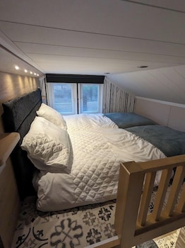 Woods Meadow Glamping,,4 star