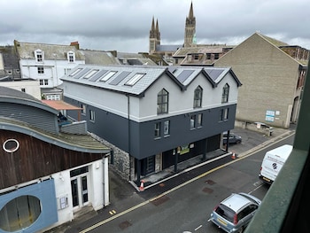 Uno In The City,,4 star