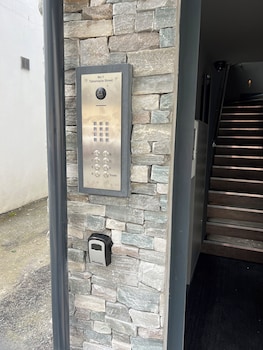 Uno In The City,,4 star