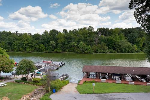 Boardwalk Hotel On Lake Anna By Kasa,200 Boardwalk Way,4 star