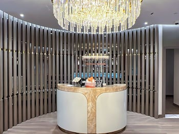 Rooftop Pool-2Br Apartment Near Downtown,,3 star