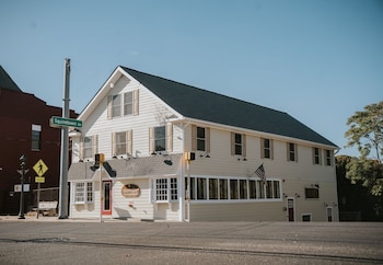 Hampton Bays Hotel On Main,2 W Montauk Hwy,2 star