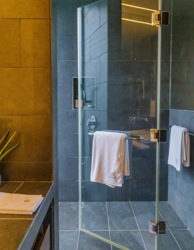 elara by hireavilla 4br w infinity pool parra